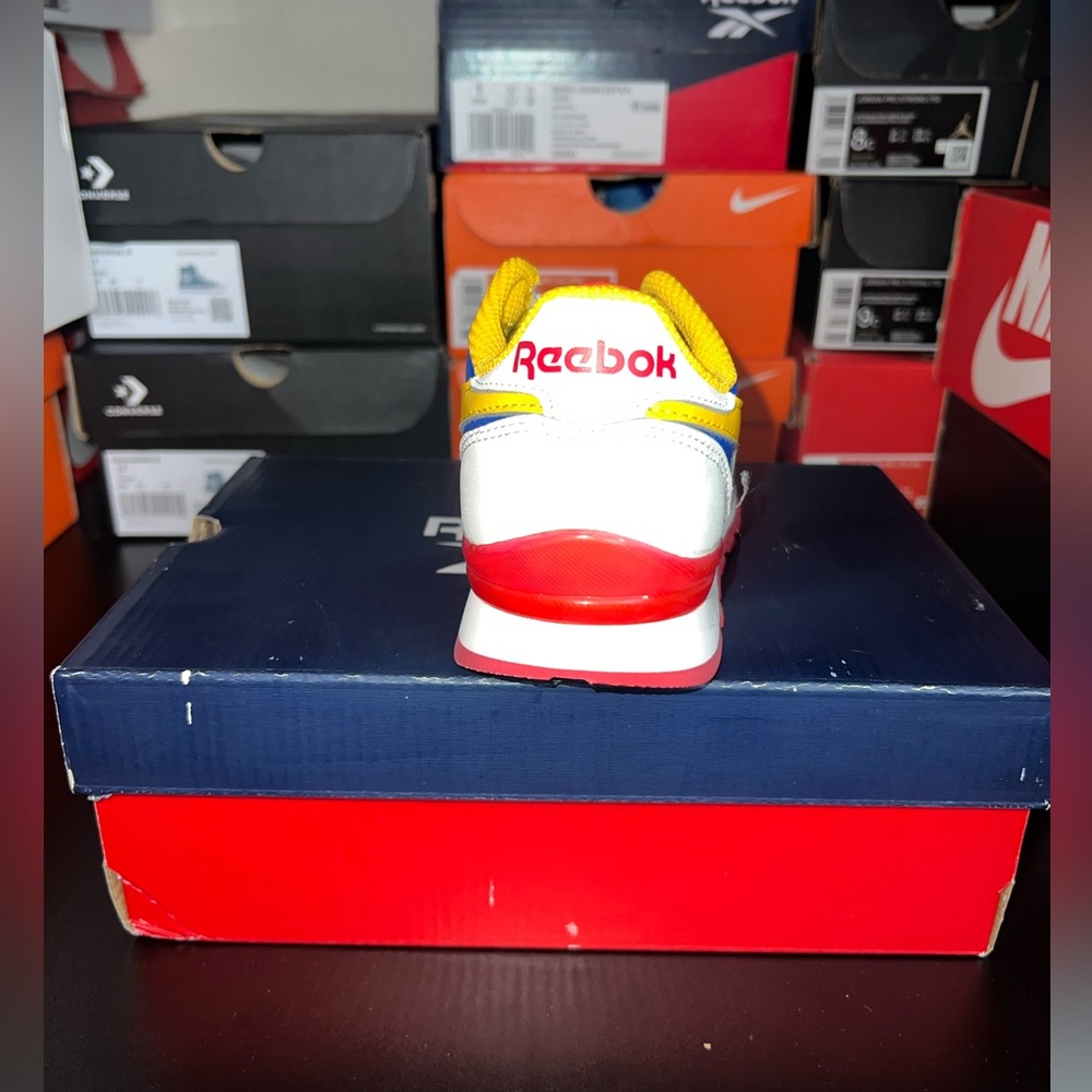 🚫SOLD OUT🚫Kids Reebok with lights - Picture 4 of 6